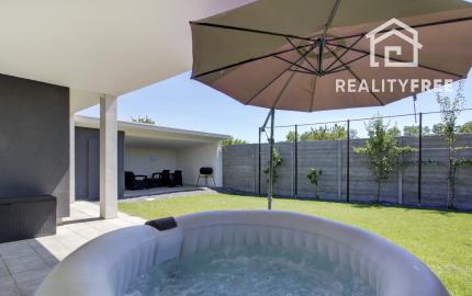 NA PREDAJ: Nádherný, kompletne zariadený 4-izbový bungalov so smart záhradou a wellness zónou – Malá Paka