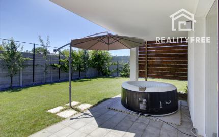 NA PREDAJ: Nádherný, kompletne zariadený 4-izbový bungalov so smart záhradou a wellness zónou – Malá Paka
