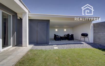 NA PREDAJ: Nádherný, kompletne zariadený 4-izbový bungalov so smart záhradou a wellness zónou – Malá Paka
