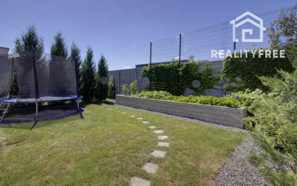 NA PREDAJ: Nádherný, kompletne zariadený 4-izbový bungalov so smart záhradou a wellness zónou – Malá Paka
