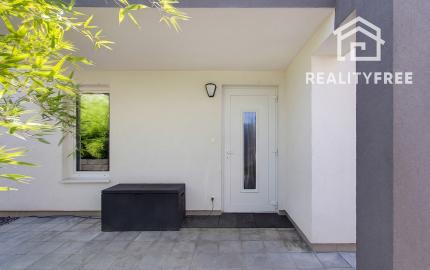 NA PREDAJ: Nádherný, kompletne zariadený 4-izbový bungalov so smart záhradou a wellness zónou – Malá Paka