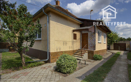 Na predaj: 3izbový rodinný dom s garážou , pozemok 800 m² - Horný Bar
