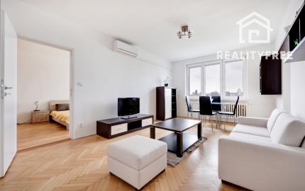 Na prenájom- svetlý, klimatizovaný 3-izbový byt s loggiou, balkónom a panoramatickým výhľadom – Herlianska, Ružinov