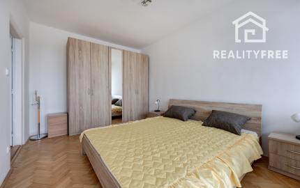 Na prenájom- svetlý, klimatizovaný 3-izbový byt s loggiou, balkónom a panoramatickým výhľadom – Herlianska, Ružinov