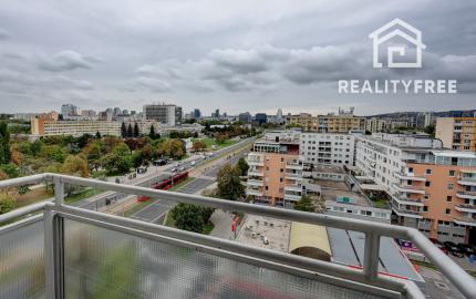 Na prenájom- svetlý, klimatizovaný 3-izbový byt s loggiou, balkónom a panoramatickým výhľadom – Herlianska, Ružinov