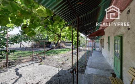 Na predaj rodinný dom na pozemku 904 m² (šírka 24 m) s kompletnými sieťami – Hrubý Šúr