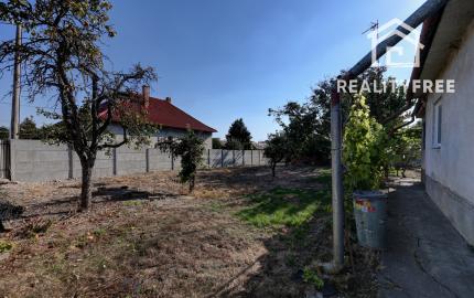 Na predaj rodinný dom na pozemku 904 m² (šírka 24 m) s kompletnými sieťami – Hrubý Šúr