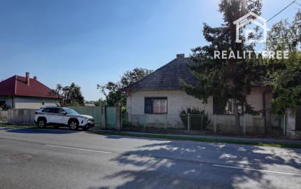 Na predaj rodinný dom na pozemku 904 m² (šírka 24 m) s kompletnými sieťami – Hrubý Šúr