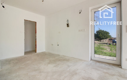 Na predaj skolaudovaný 4i RD s pozemkom 596 m² v Malej Pake.