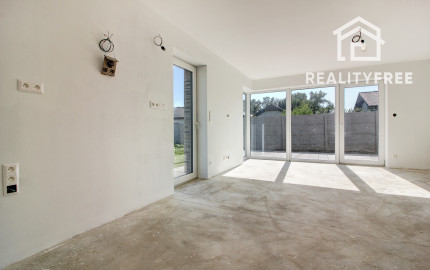 Na predaj skolaudovaný 4i RD s pozemkom 596 m² v Malej Pake.