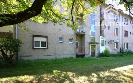 Na predaj priestranný 2i  byt v Komárne na Staničnej ulici