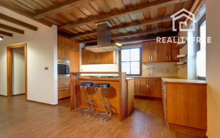 Vidiecka romantická vila na 840 m², 25 min. od Petržalky