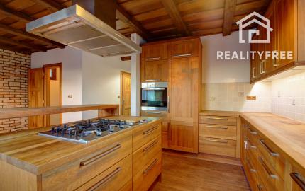 Vidiecka romantická vila na 840 m², 25 min. od Petržalky