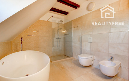 Vidiecka romantická vila na 840 m², 25 min. od Petržalky