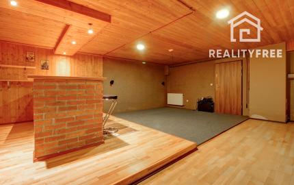 Vidiecka romantická vila na 840 m², 25 min. od Petržalky