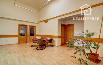 Na predaj: Komerčná budova, Báč