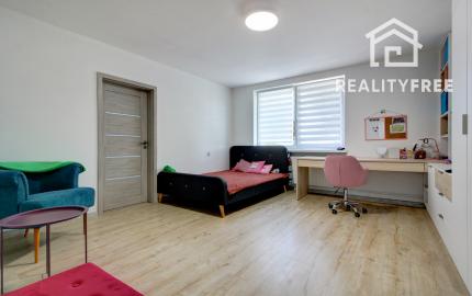 Priestranný 5-izbový RD s na 802 m² pozemku v pokojnej obci Macov