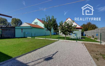 Priestranný 5-izbový RD s na 802 m² pozemku v pokojnej obci Macov