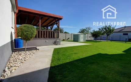 Priestranný 5-izbový RD s na 802 m² pozemku v pokojnej obci Macov