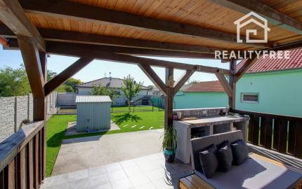 Priestranný 5-izbový RD s na 802 m² pozemku v pokojnej obci Macov