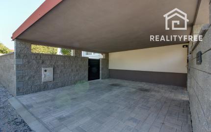 Priestranný 5-izbový RD s na 802 m² pozemku v pokojnej obci Macov