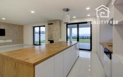 REZERVOVANÉ Na predaj 4-izbový presvetlený rodinný dom na 882 m² pozemku v Zlatých Klasoch