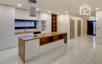 REZERVOVANÉ Na predaj 4-izbový presvetlený rodinný dom na 882 m² pozemku v Zlatých Klasoch