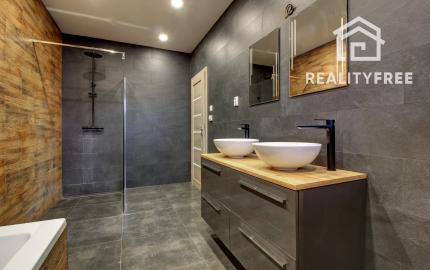 REZERVOVANÉ Na predaj 4-izbový presvetlený rodinný dom na 882 m² pozemku v Zlatých Klasoch