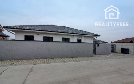 REZERVOVANÉ Na predaj 4-izbový presvetlený rodinný dom na 882 m² pozemku v Zlatých Klasoch