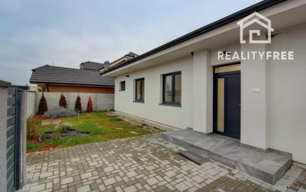 REZERVOVANÉ Na predaj 4-izbový presvetlený rodinný dom na 882 m² pozemku v Zlatých Klasoch