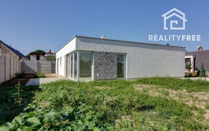 REZERVOVANÝ- Na predaj skolaudovaný 4i RD s pozemkom 596 m² v Malej Pake. BONUS realizácia štandardu v cene!