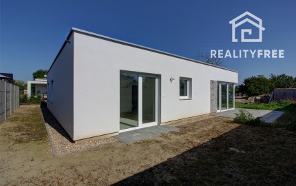 REZERVOVANÝ- Na predaj skolaudovaný 4i RD s pozemkom 596 m² v Malej Pake. BONUS realizácia štandardu v cene!