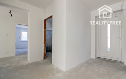 REZERVOVANÝ- Na predaj skolaudovaný 4i RD s pozemkom 596 m² v Malej Pake. BONUS realizácia štandardu v cene!