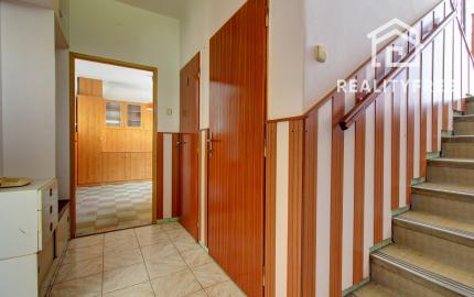 Na predaj: 4 izbový rodinný dom na pozemku 481 m², obec Dobrohošť