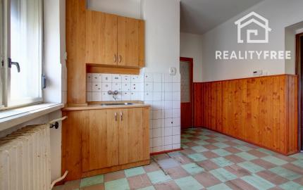 Na predaj: 4 izbový rodinný dom na pozemku 481 m², obec Dobrohošť