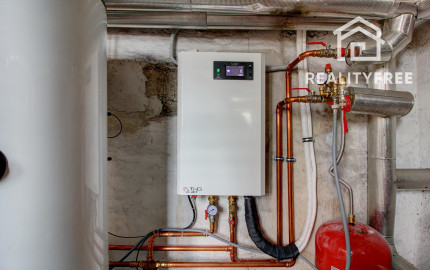 Na predaj: 4 izbový rodinný dom na pozemku 481 m², obec Dobrohošť