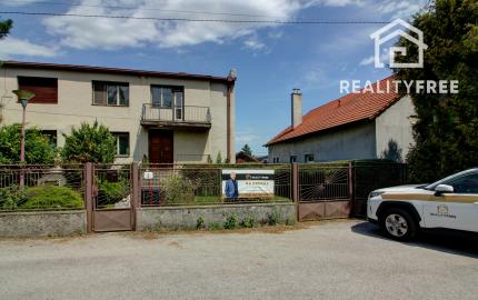 Na predaj: 4 izbový rodinný dom na pozemku 481 m², obec Dobrohošť