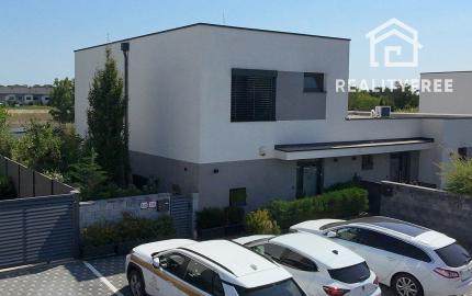 REZERVOVANÉ - Na predaj štýlový 4i RD v Rovinke