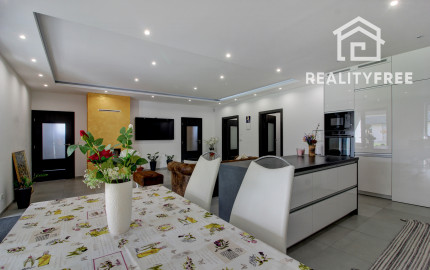 Na predaj 4- izbový rodinný dom s dvojgarážou a záhradným domom v Maslovciach