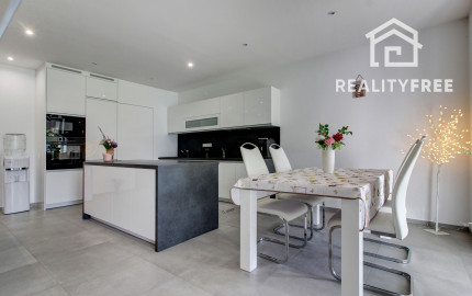 Na predaj 4- izbový rodinný dom s dvojgarážou a záhradným domom v Maslovciach