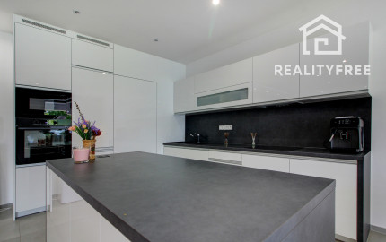 Na predaj 4- izbový rodinný dom s dvojgarážou a záhradným domom v Maslovciach