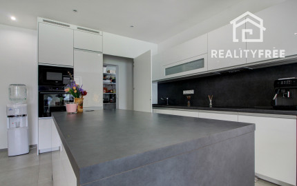 Na predaj 4- izbový rodinný dom s dvojgarážou a záhradným domom v Maslovciach