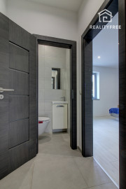 Na predaj 4- izbový rodinný dom s dvojgarážou a záhradným domom v Maslovciach