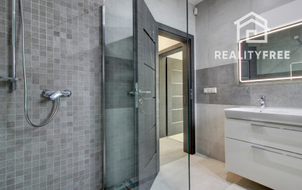 Na predaj 4- izbový rodinný dom s dvojgarážou a záhradným domom v Maslovciach