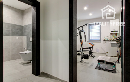 Na predaj 4- izbový rodinný dom s dvojgarážou a záhradným domom v Maslovciach