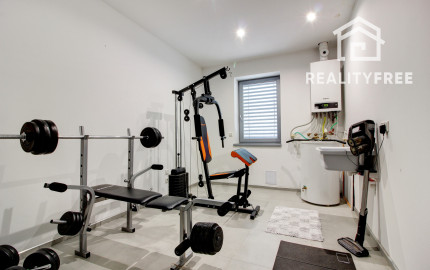 Na predaj 4- izbový rodinný dom s dvojgarážou a záhradným domom v Maslovciach