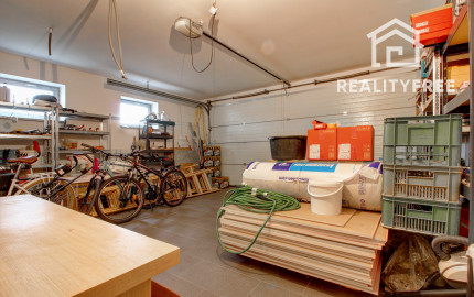 Na predaj 4- izbový rodinný dom s dvojgarážou a záhradným domom v Maslovciach