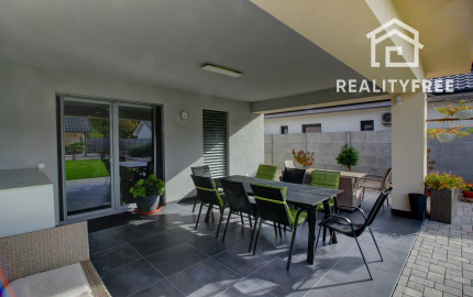 Na predaj 4- izbový rodinný dom s dvojgarážou a záhradným domom v Maslovciach