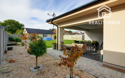 Na predaj 4- izbový rodinný dom s dvojgarážou a záhradným domom v Maslovciach