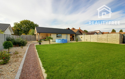 Na predaj 4- izbový rodinný dom s dvojgarážou a záhradným domom v Maslovciach